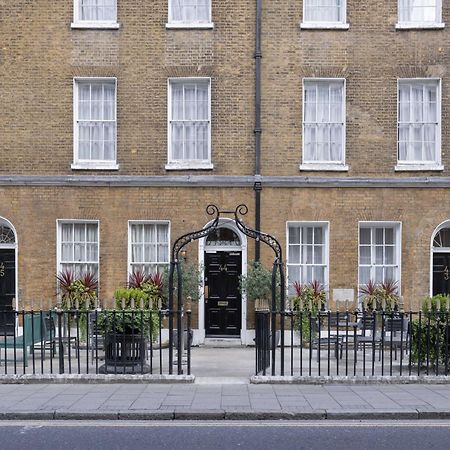 Montcalm Brewery Townhouse Hotel Londres Exterior foto The photo shows a row of three-story brick buildings, featuring a classic design with large windows and decorative ironwork. The buildings are painted in a muted yellow-brown color, typical of older urban architecture. In front of the buildings, ther
