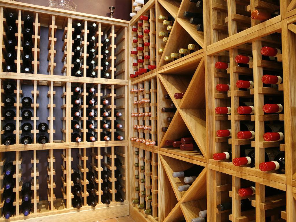 Montcalm Brewery Townhouse Hotel Londres Exterior foto The photo shows a wine cellar with wooden racks designed for storing wine bottles. The structure is divided into sections, featuring various compartments that hold the bottles in an organized manner. The bottles have different colors, with many red a